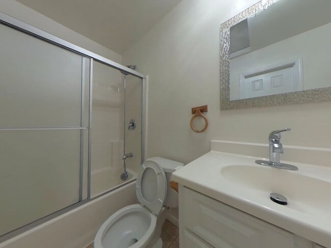 Photo - 7 Bedroom 4 Bath Home a hop and a skip to campus- SUPER CLOSE TO CAMPUS!