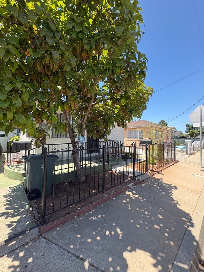 Photo - 169 Montgomery St