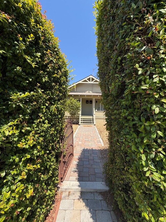Building Photo - Quaint 2BD/1BA house in La Mesa Village available now for a 1-year lease!
