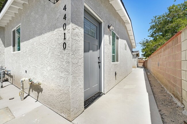 Building Photo - 4 Bedroom West Lancaster Unit 44010 Rental