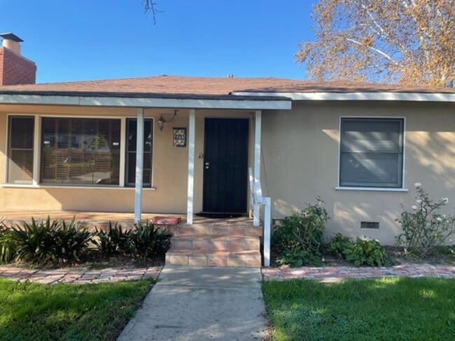 Building Photo - 3 bdr 2 bath Home on Huge lot.