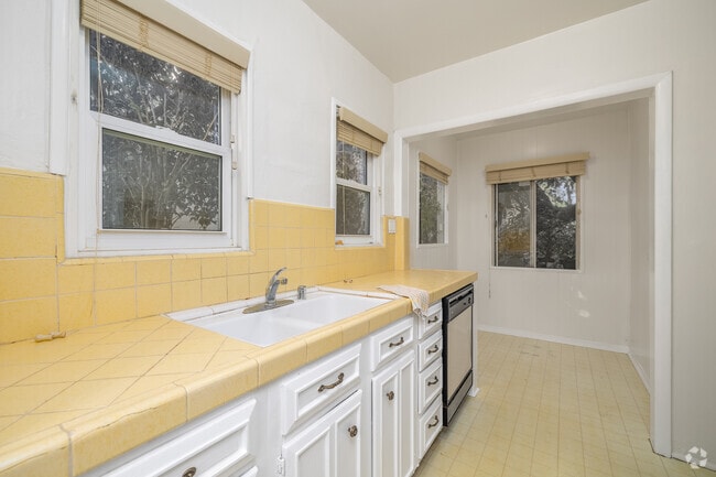 2BR, 1.5BA - 1,200SF - Kitchen - 430 S Oakhurst Dr