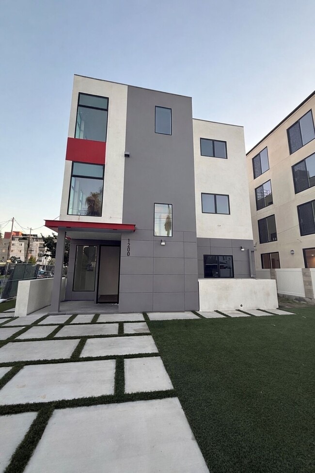 Photo - 1200 W 37th Dr Unit Room 5