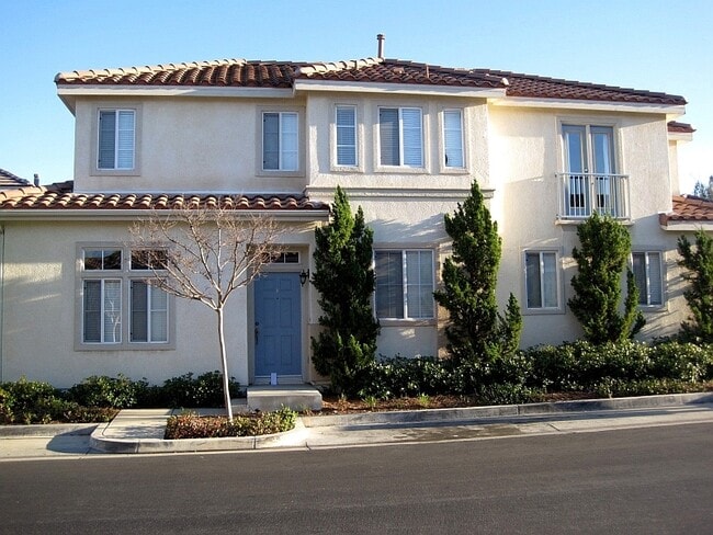 Building Photo - 3-Bedroom Townhome with Community Pool & S...
