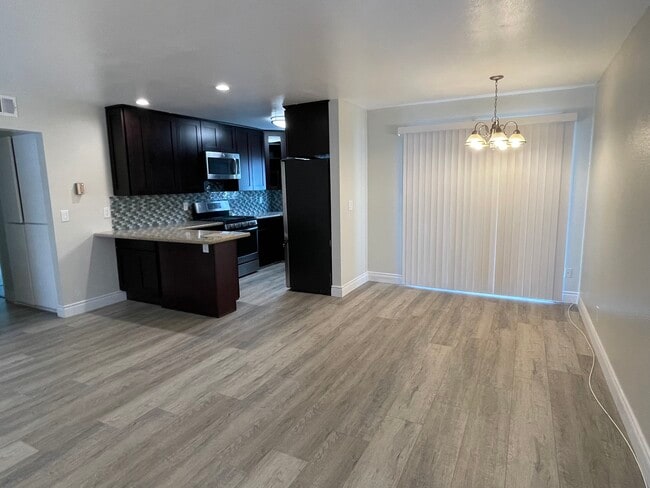 Lots of space in this living room, dining room area. - 2411 Prospect Ave Unit 107