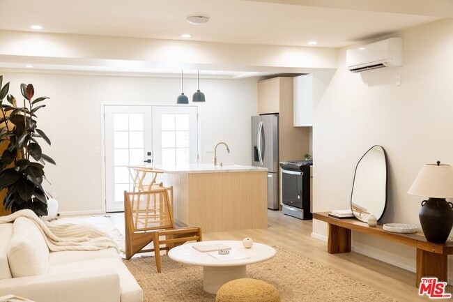 Building Photo - 1409 N Hudson Ave Unit 2