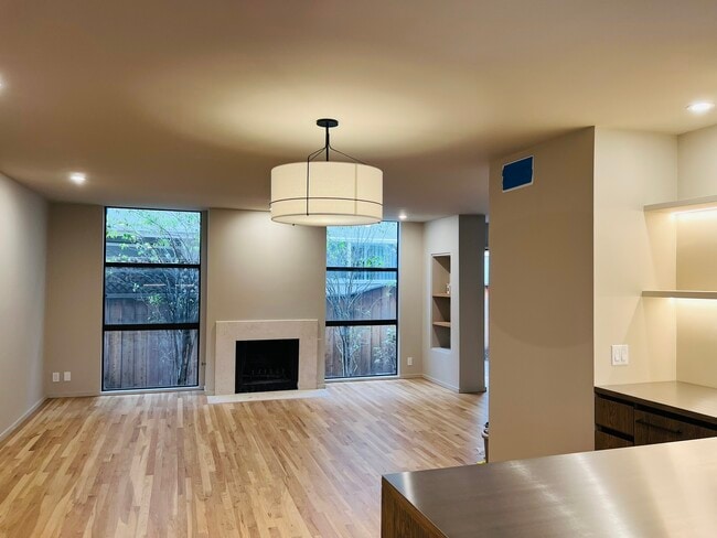 Building Photo - 1034 18th St Unit 4