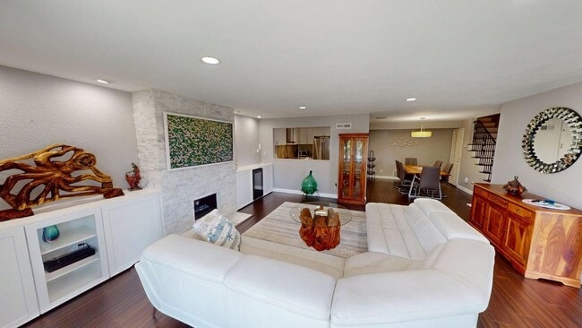 Building Photo - Stunning Bayfront 2/2.5 Condo in Montego Court - Available Furnished or Unfurnished