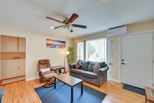 Photo - 1445 Felspar St