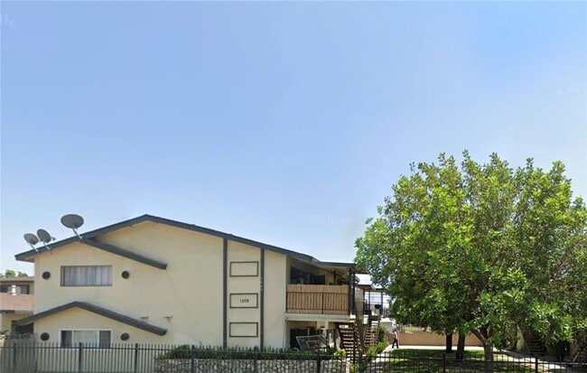 Building Photo - 1209 W Rosewood Ct Unit D