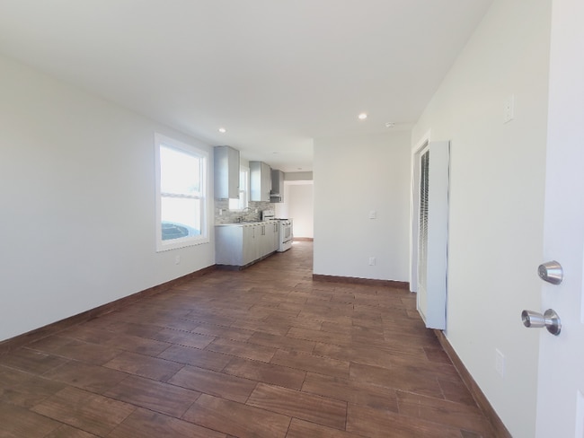 Building Photo - 1413 E 53rd St Unit 14