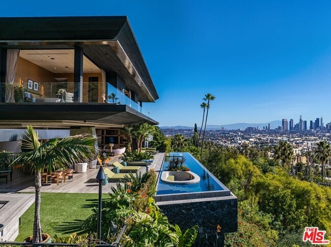 Building Photo - 1851 N Stanley Ave