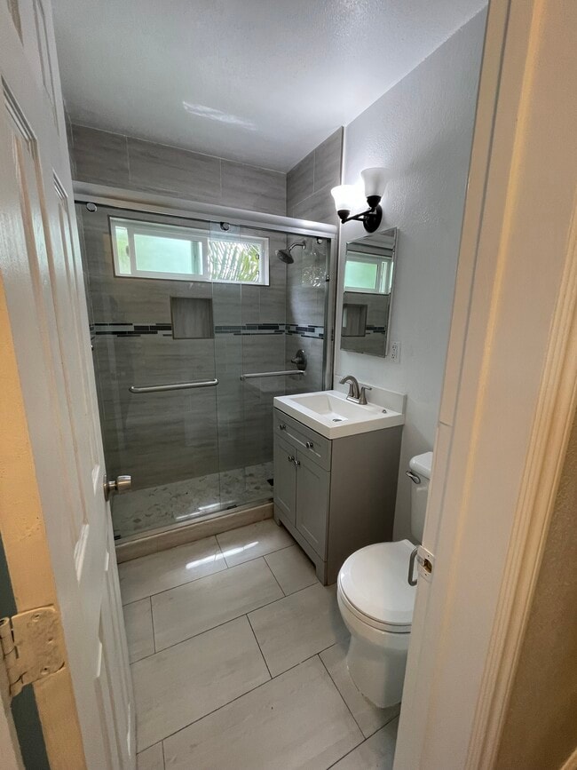 Photo - 2122 E 10th St Unit 4