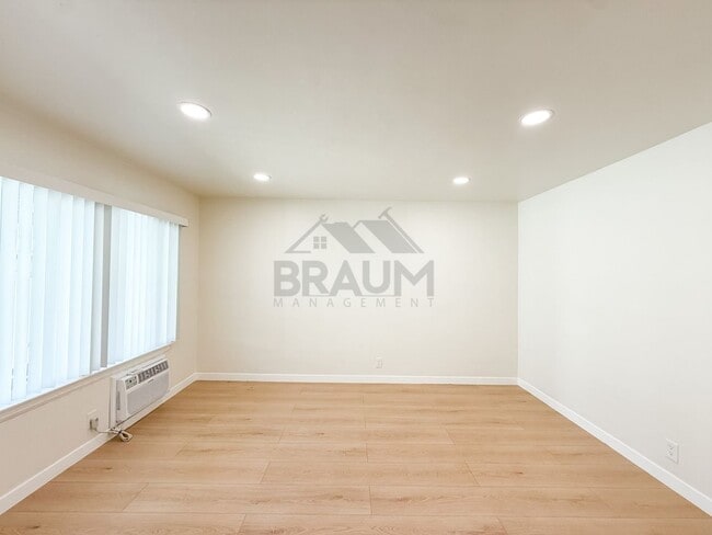 Photo - 15550 Vanowen St