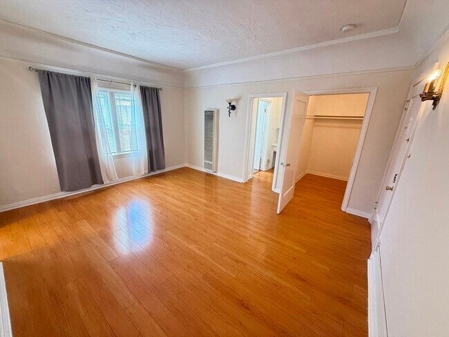 Building Photo - 112 S Manhattan Pl Unit 11