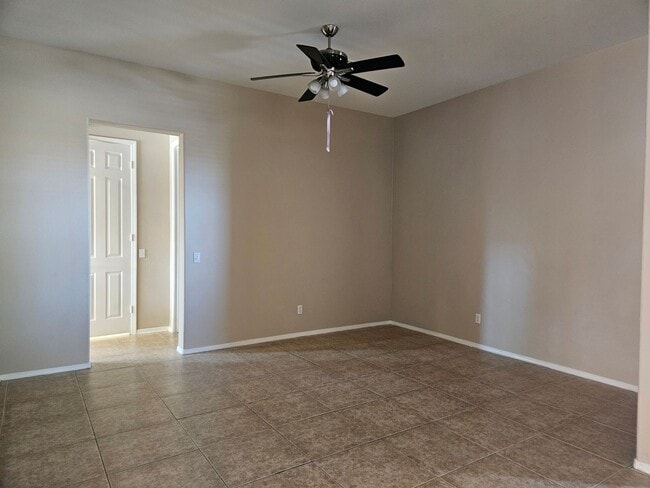 Photo - 5 BEDROOM OAK HILLS / HESPERIA HOME