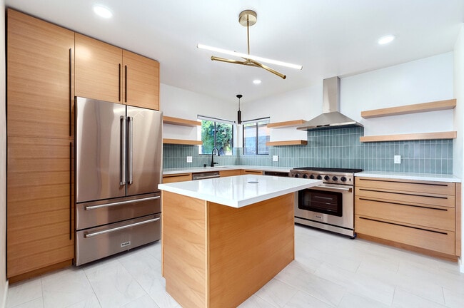 Building Photo - 1938 Clinton St