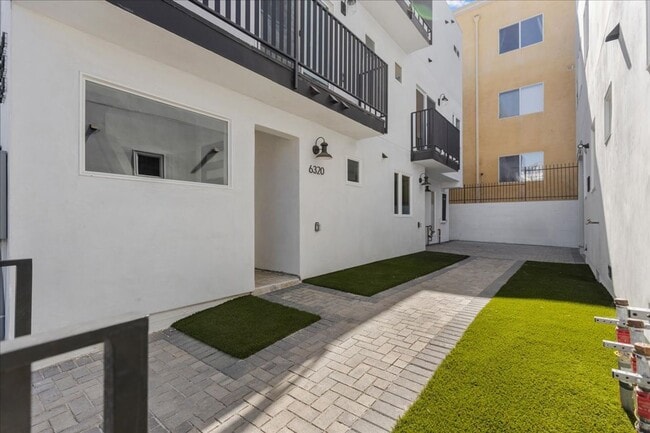 Photo - 860 N Hudson Ave Unit 860 N Hudson