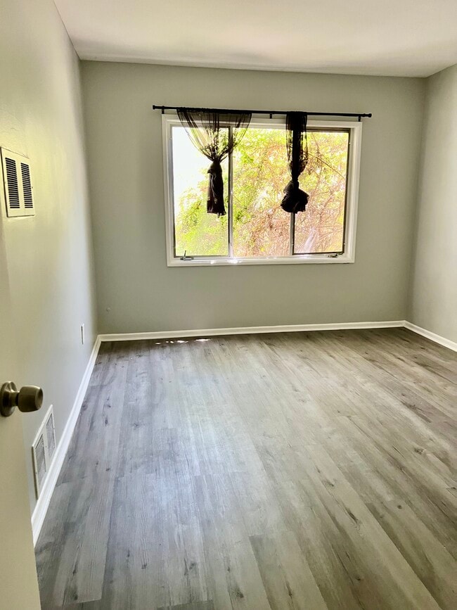 Photo - 1615-1621 N Hobart Blvd