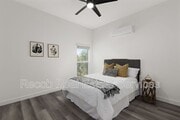 Photo - 1704-1710 Hanford Dr House