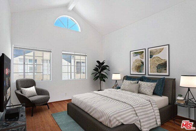 Photo - 850 N Poinsettia Pl Unit 3