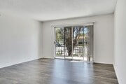 Spacious living room - 1518 Euclid St Apartments