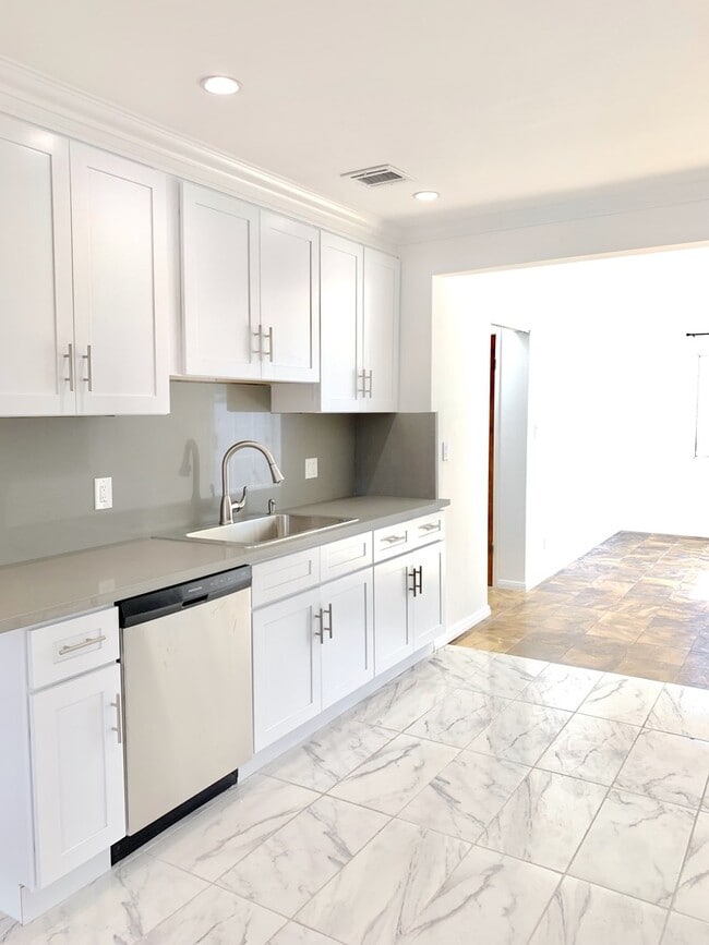 Building Photo - Beautiful 3 Bed + 2 Bath + Den/Office + Backyard