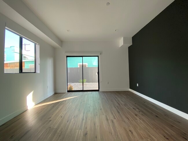 Photo - 4574 Oakwood Ave Unit 4570