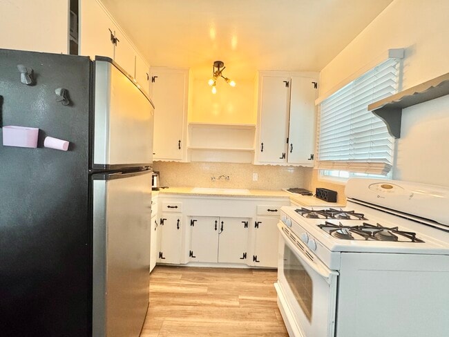 Building Photo - 12429 Chandler Blvd Rental