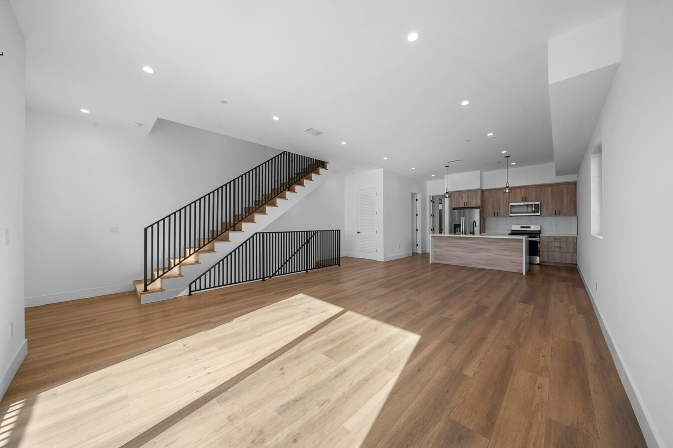 Photo - 10845-10842 Morrison St