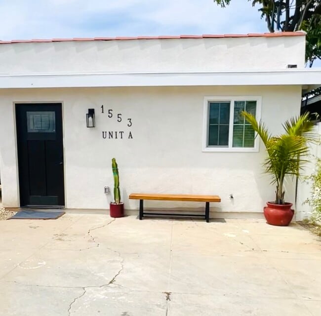 Building Photo - 1553 W 106th St Unit A