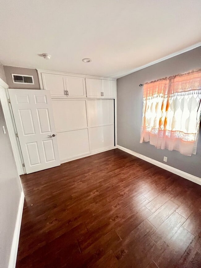 Photo - House  3 bedrooms, 1 baths,