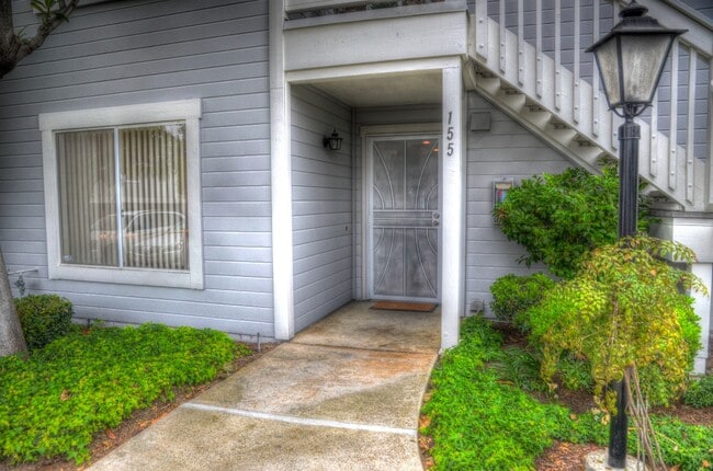 Building Photo - Well Kept 2BD Condo with Sunset Views