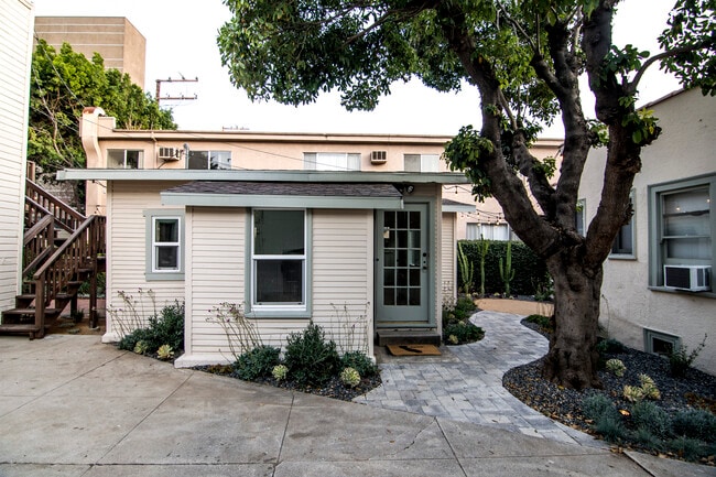 Building Photo - 950 North Hayworth Avenue Unit A