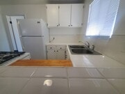 Kitchen Peninsula - 516 N Oxford Ave