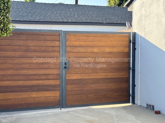 Photo - 2061 Lomina Ave