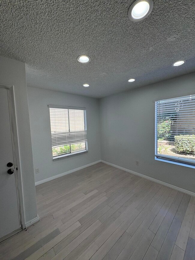 Building Photo - 2339 Lillyvale Ave Unit 154