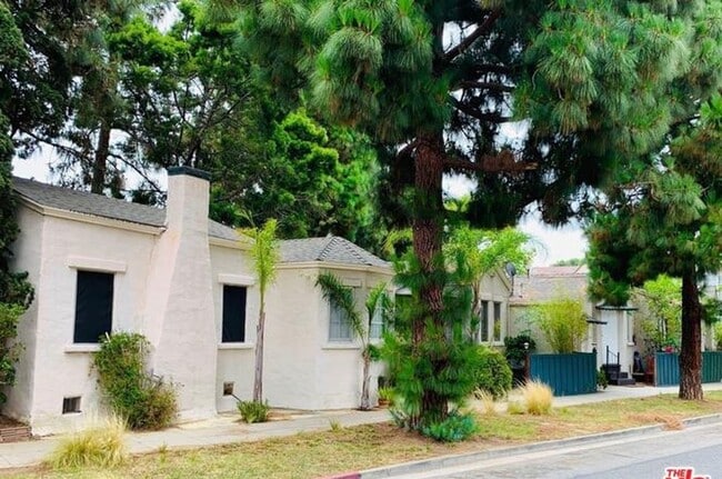 Building Photo - Charming 2 Bedroom + 1 Bath in Prime Culve... Unit 6 Rental