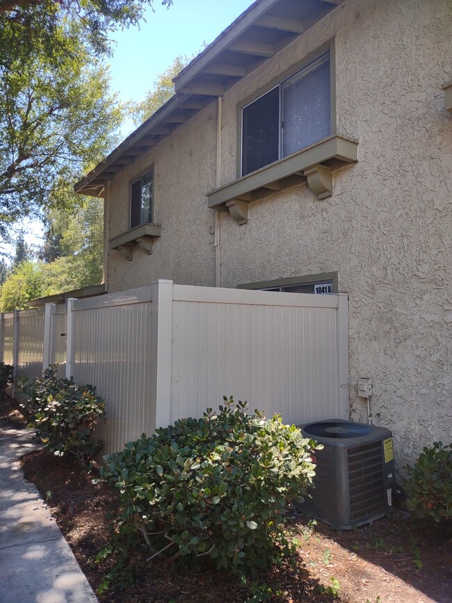 Building Photo - 1041 W Francis St Unit B