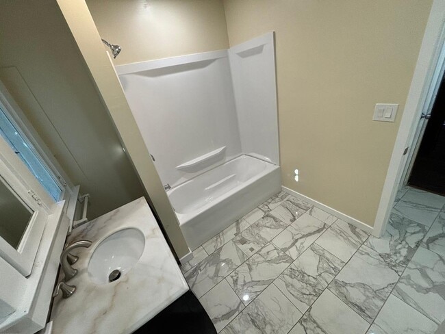 Photo - 526 W 49th St