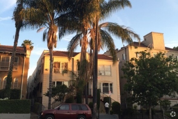 Building Photo - 4156 Rosewood Ave Unit 18 Rental