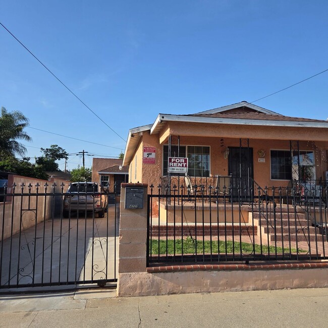 Building Photo - 4737 Dozier St Unit 4737