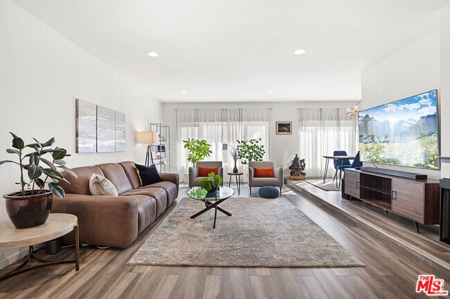 Building Photo - 11820 Mayfield Ave Unit 105 Rental