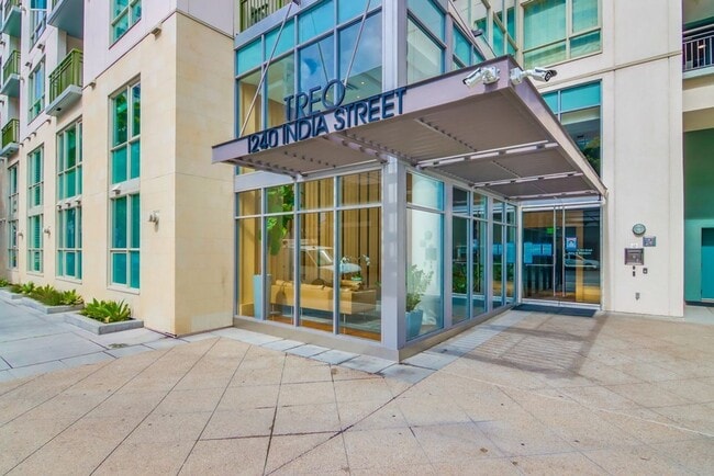 Building Photo - Luxury  Unit in Little Italy