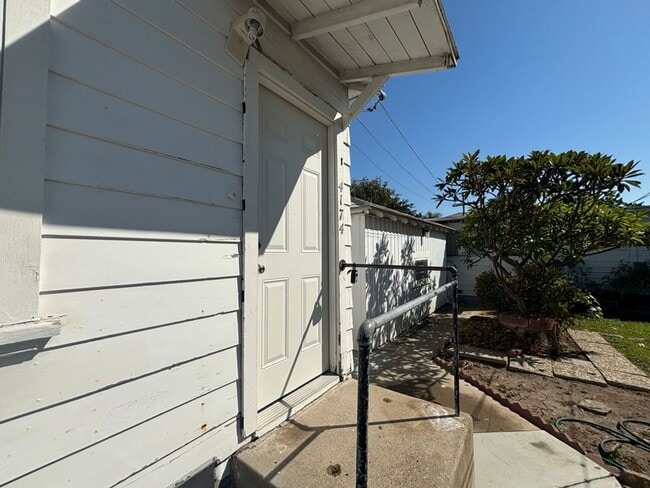 Building Photo - 4172-4176 CHEROKEE AVENUE Unit 4174