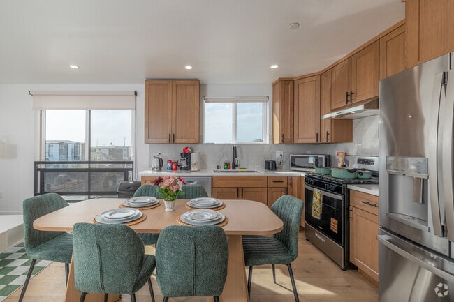 5BR, 5BA - 1,299SF - Kitchen - 1223 W 37th Dr