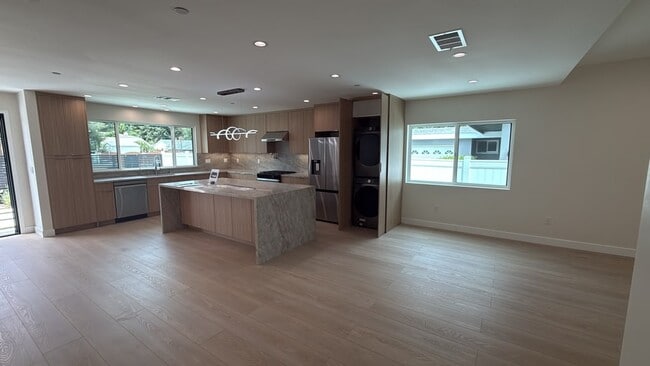 Building Photo - 5412 Fallbrook Ave