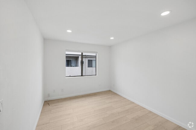 1BR, 1BA - 900SF - Bedroom - Warner Manor Apartments