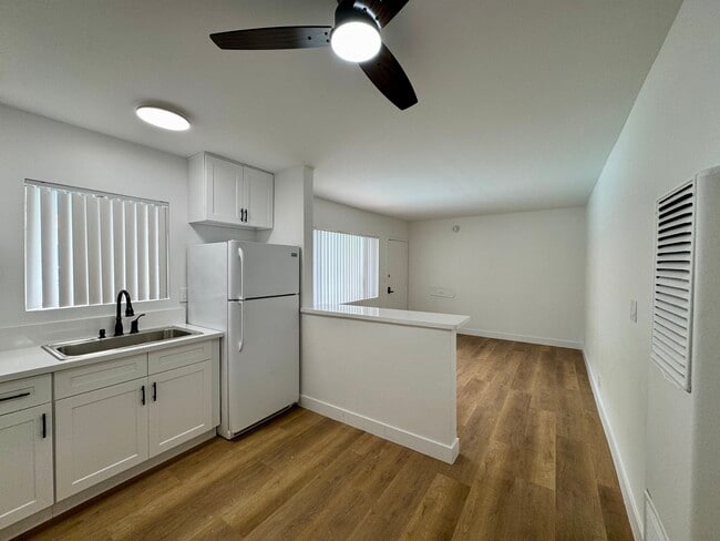 Building Photo - 1230 W 29th St Unit Spacious Furnished 1B1B