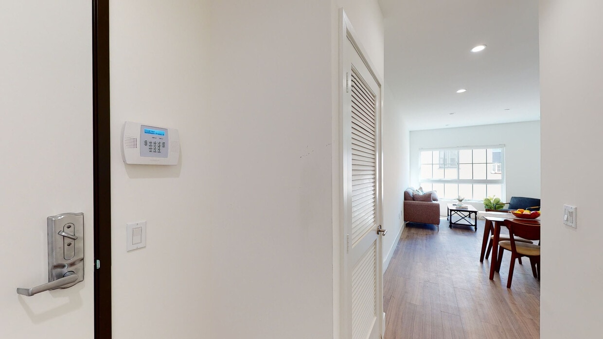 3D Tour - 4749 Elmwood Apartments